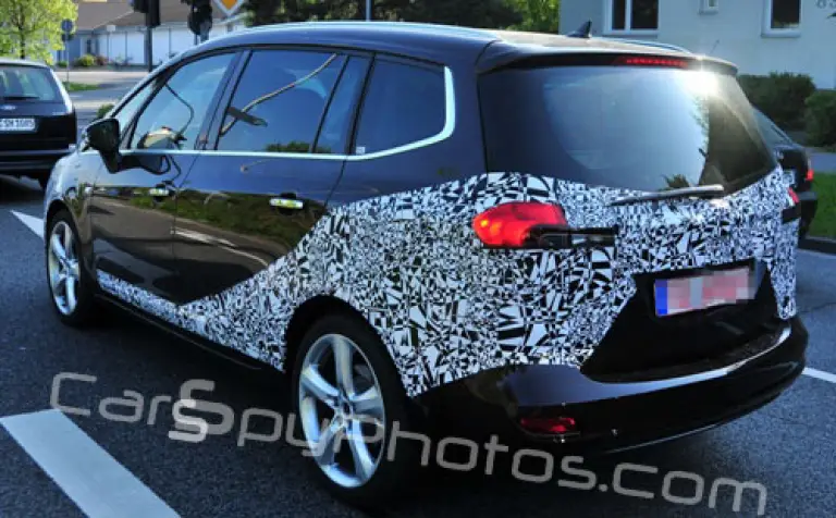 Opel Zafira 2012 foto spia - 1