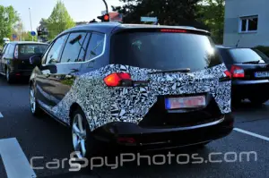 Opel Zafira 2012 foto spia - 3