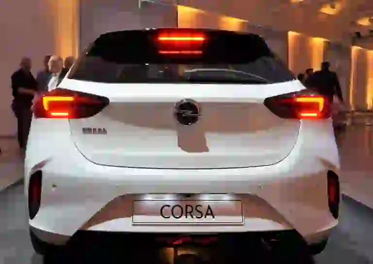 Opel corsa 2019 anteprima - 9