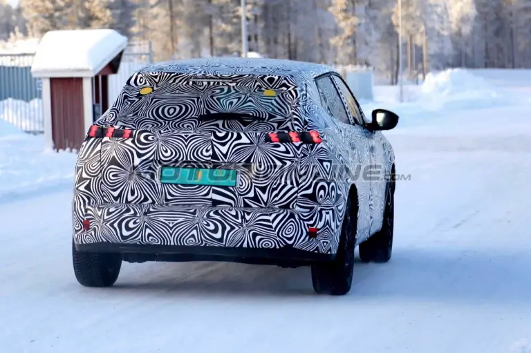 Peugeot 2008 - foto spia 22-01-2019 - 12