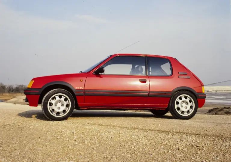 Peugeot 205 GTI 1.9 e nuova 208 - foto - 3