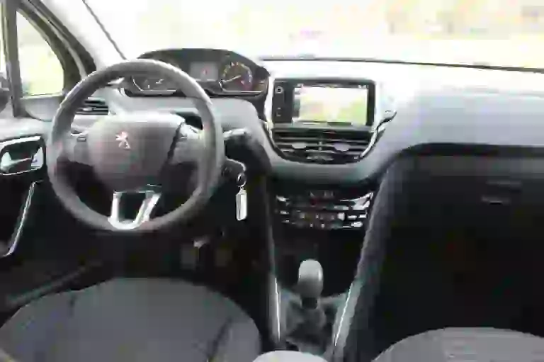 Peugeot 208: focus su design ed abitacolo - 13