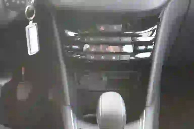Peugeot 208: focus su design ed abitacolo - 16