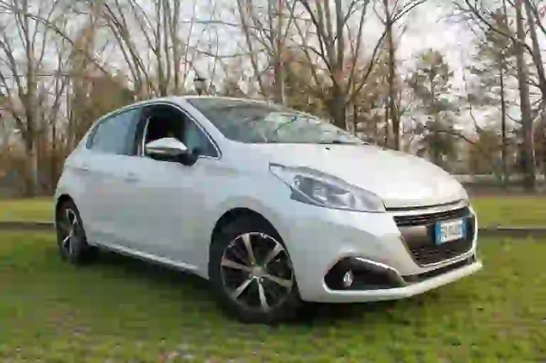 Peugeot 208: focus su design ed abitacolo - 26