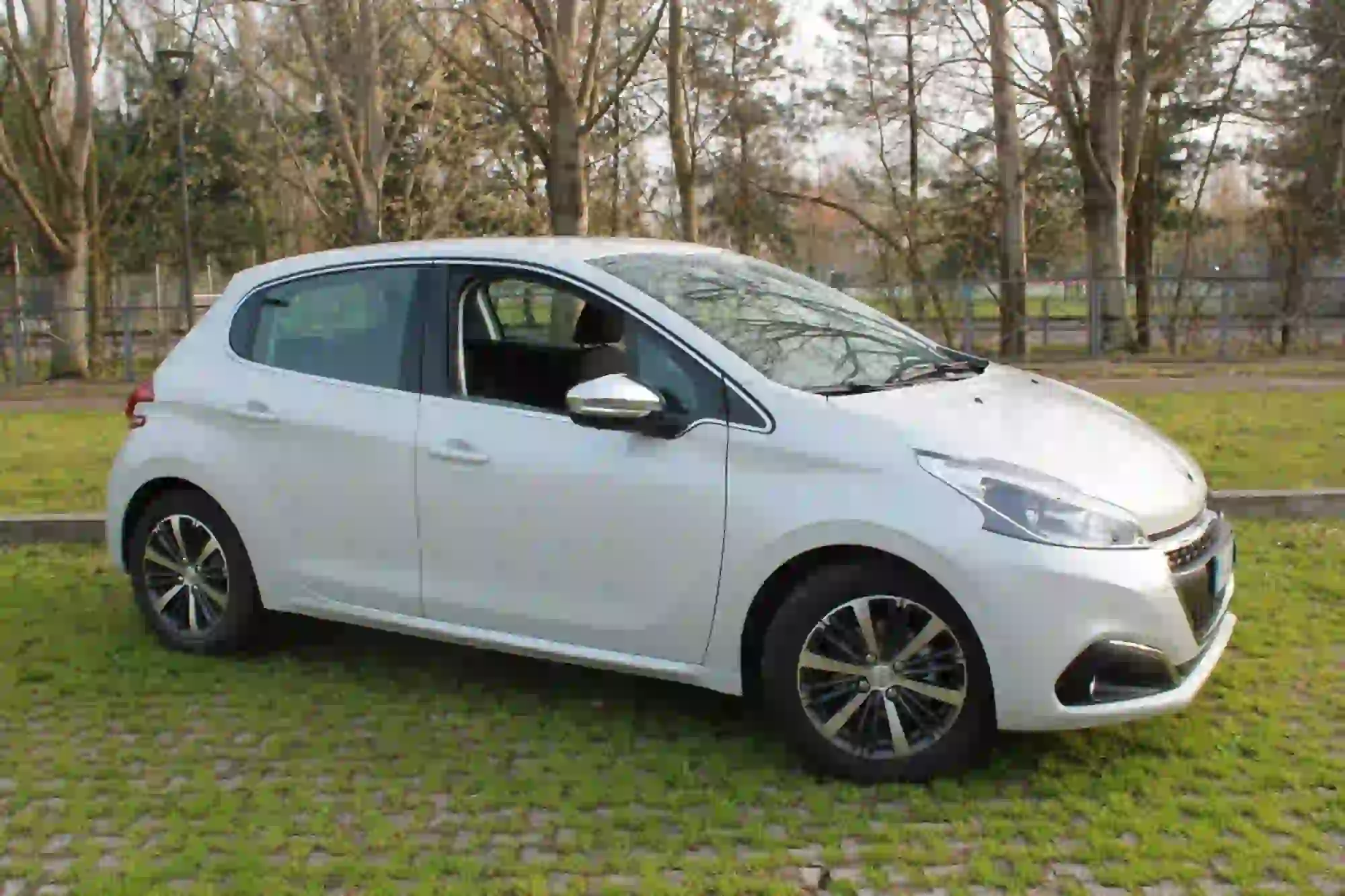 Peugeot 208: focus su design ed abitacolo - 28