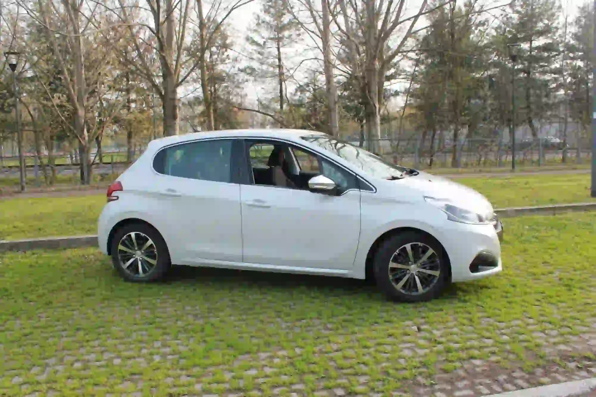 Peugeot 208: focus su design ed abitacolo - 29