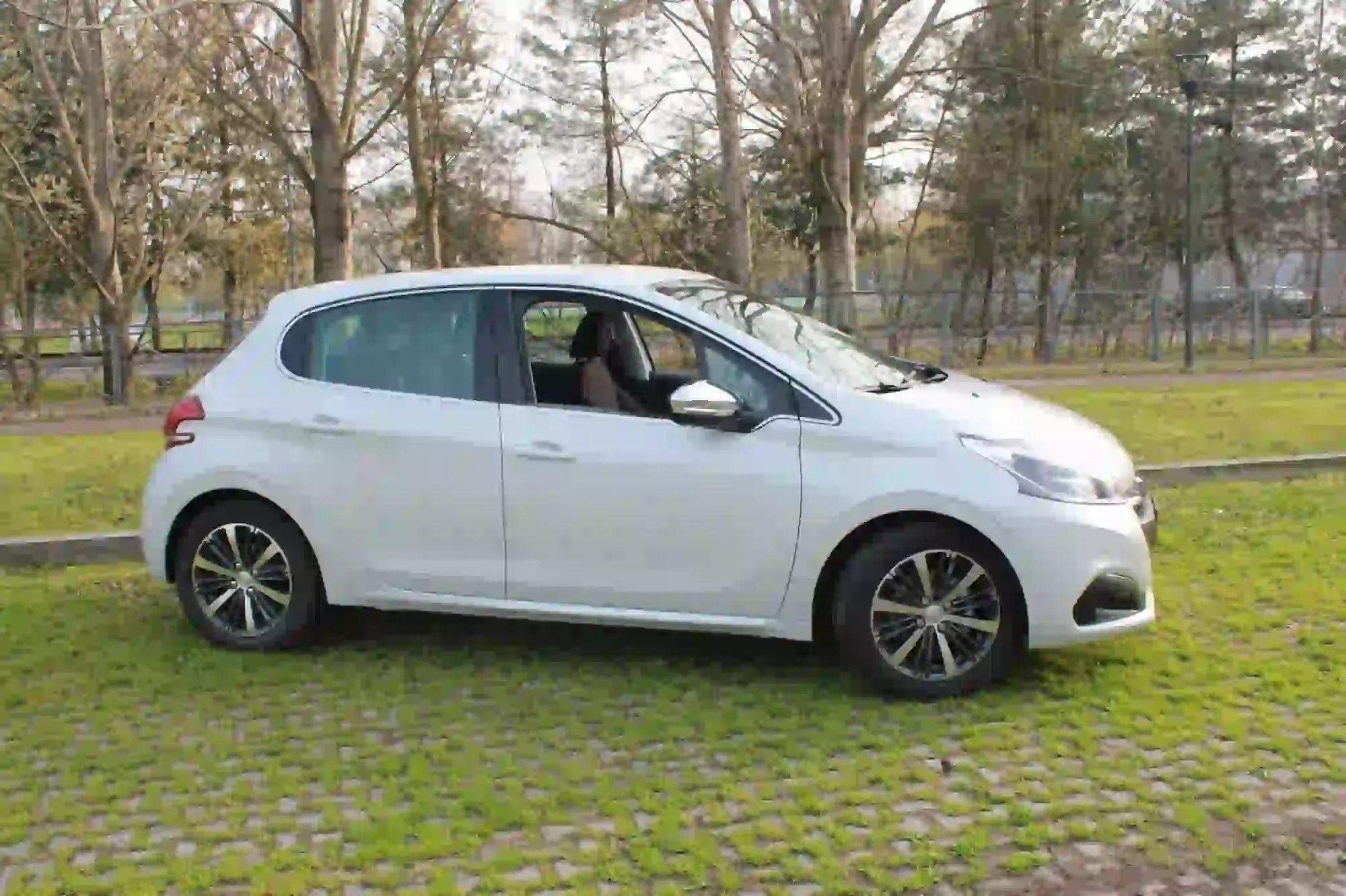 Peugeot 208: focus su design ed abitacolo - 30