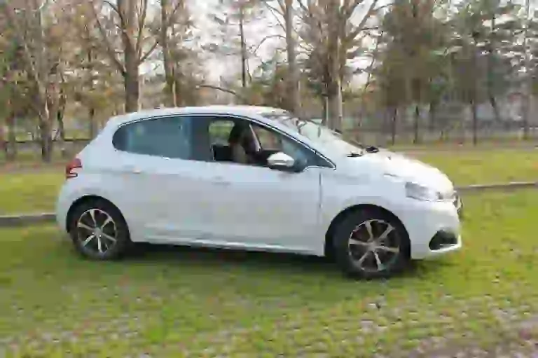 Peugeot 208: focus su design ed abitacolo - 30