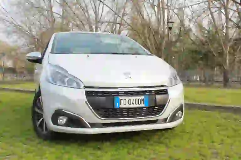 Peugeot 208: focus su design ed abitacolo - 35