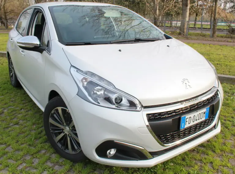 Peugeot 208: focus su design ed abitacolo - 25