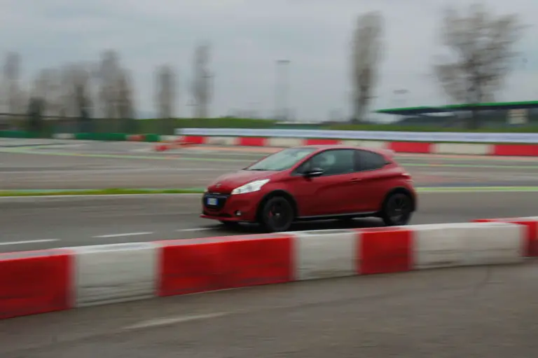 Peugeot 208 GTi 30th Anniversary - Primo contatto - 9