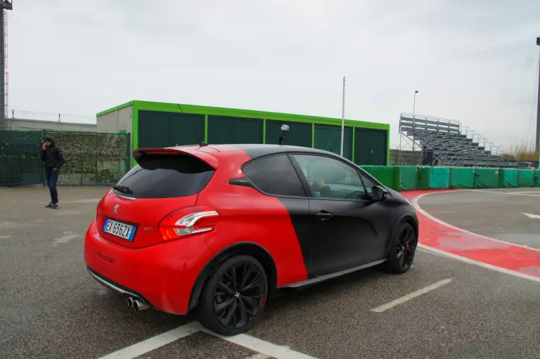 Peugeot 208 GTi 30th Anniversary - Primo contatto - 11