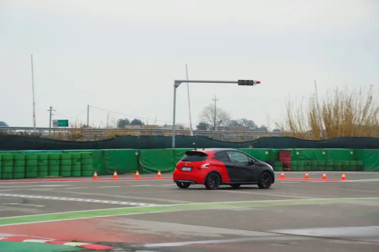 Peugeot 208 GTi 30th Anniversary - Primo contatto - 18