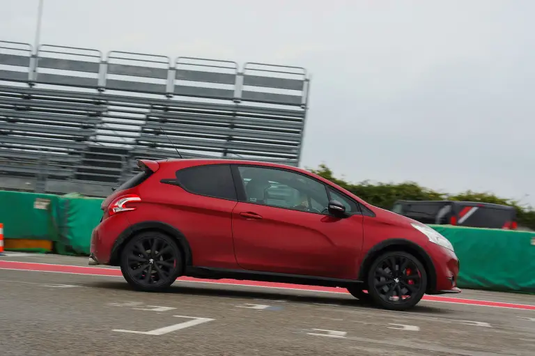 Peugeot 208 GTi 30th Anniversary - Primo contatto - 31