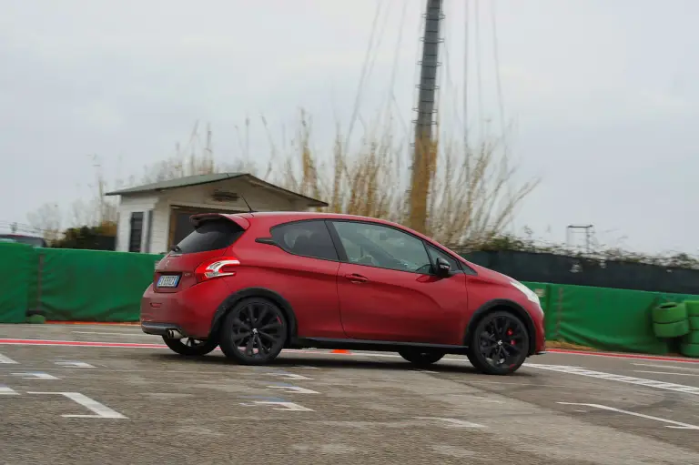 Peugeot 208 GTi 30th Anniversary - Primo contatto - 32