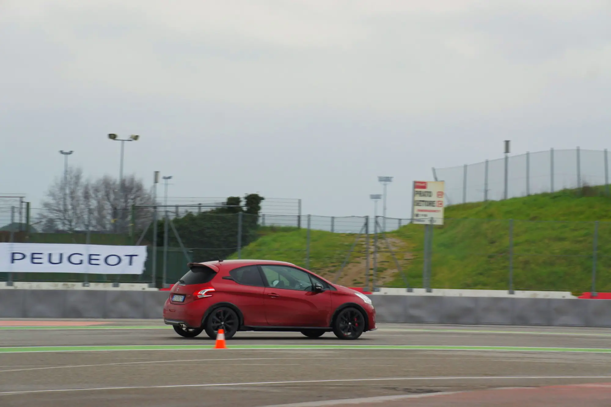 Peugeot 208 GTi 30th Anniversary - Primo contatto - 35