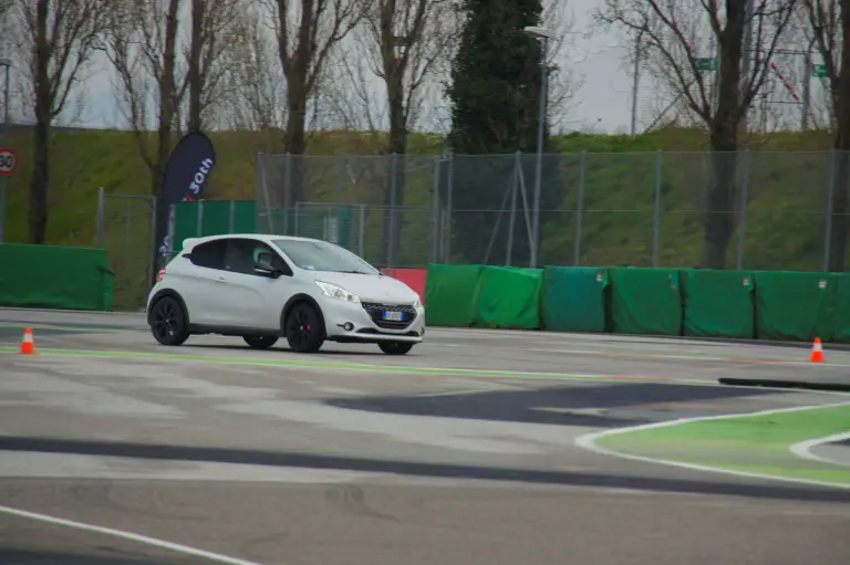 Peugeot 208 GTi 30th Anniversary - Primo contatto - 44