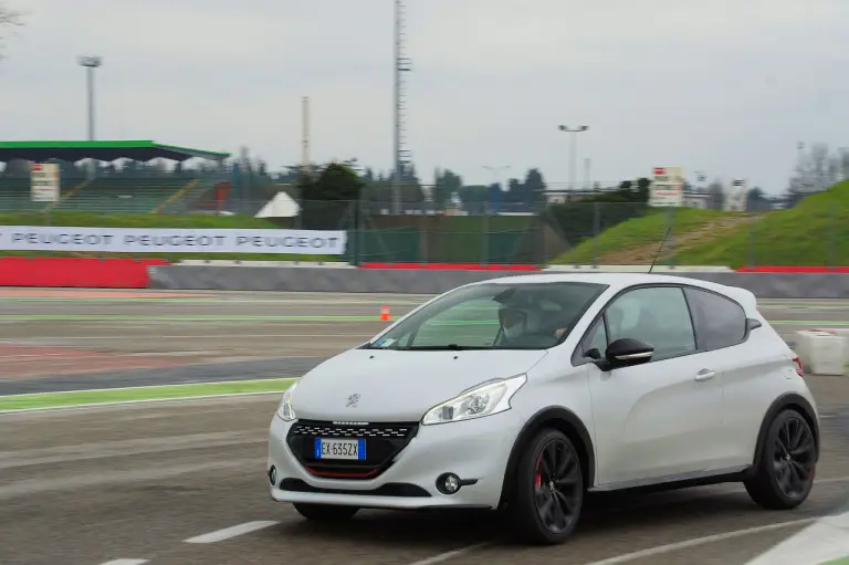 Peugeot 208 GTi 30th Anniversary - Primo contatto - 45