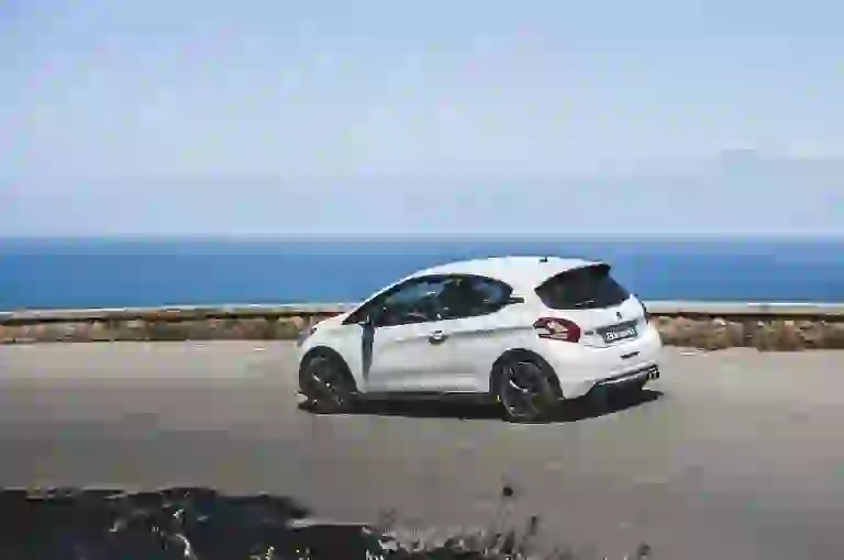 Peugeot 208 GTI 30th: TargaDreaming - 17