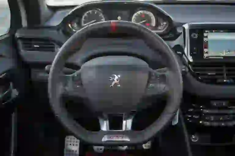 Peugeot 208 GTI 30th: TargaDreaming - 36