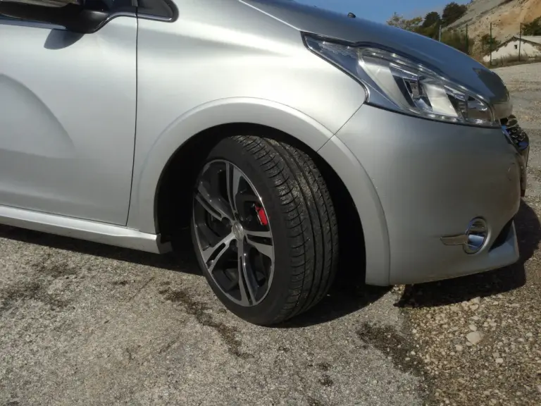 Peugeot 208 GTi - Prime impressioni di guida - 5