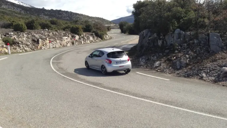 Peugeot 208 GTi - Prime impressioni di guida - 36