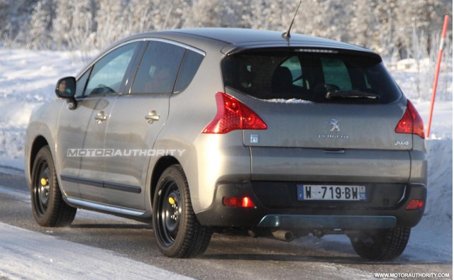 Peugeot 3008 Hybrid4 - Foto spia 14-02-2011