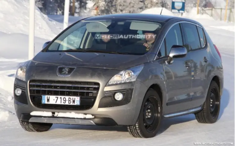 Peugeot 3008 Hybrid4 - Foto spia 14-02-2011 - 4