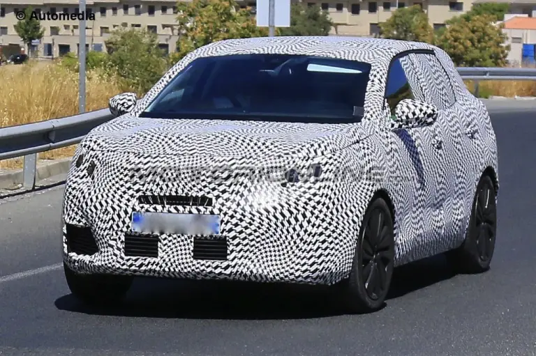 Peugeot 3008 MY 2016 - Foto spia 27-08-2015 - 2