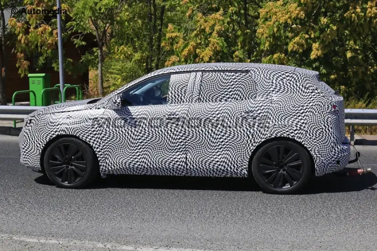 Peugeot 3008 MY 2016 - Foto spia 27-08-2015 - 4