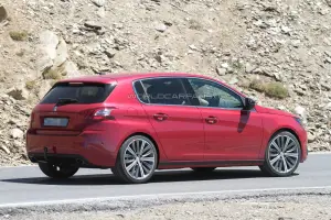 Peugeot 308 GTI - foto spia (agosto 2014)