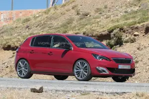 Peugeot 308 GTI - foto spia (agosto 2014)