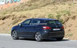 Peugeot 308 restyling foto spia 4 settembre 2016 - 1