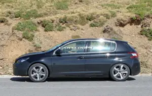 Peugeot 308 restyling foto spia 4 settembre 2016 - 3
