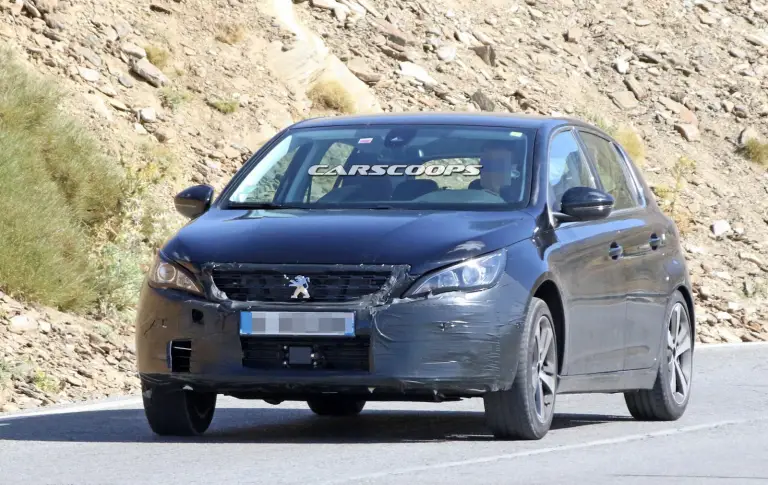 Peugeot 308 restyling foto spia 4 settembre 2016 - 8