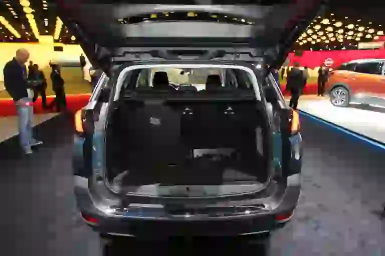 Peugeot 5008 - Salone di Parigi 2016 - 19