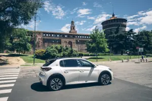 Peugeot e-208 ed e-2008 - Leonardo Da Vinci a Milano