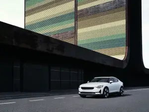 Polestar 2 2022: prova su strada