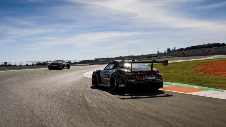 Porsche 718 Cayman GT4 ePerformance prototipo - Foto - 3