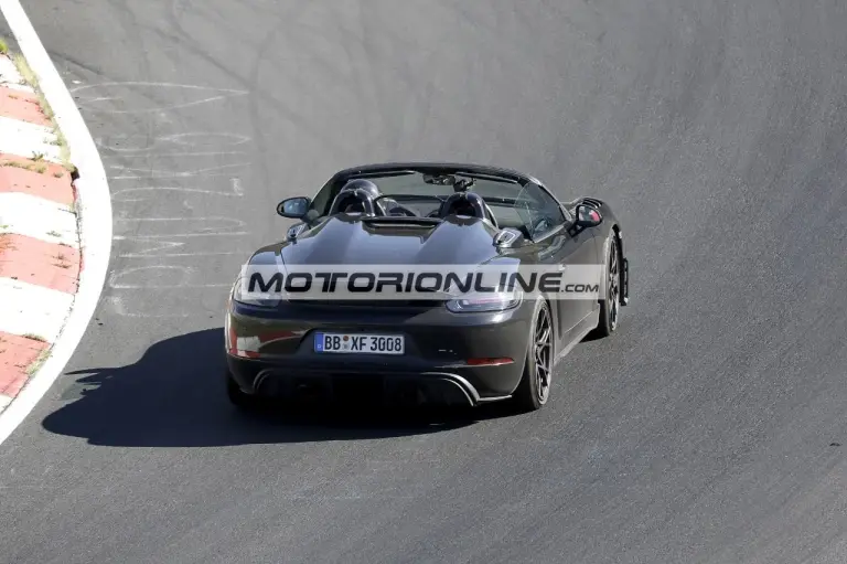 Porsche 718 Spyder RS - Foto spia 10-8-2022 - 9