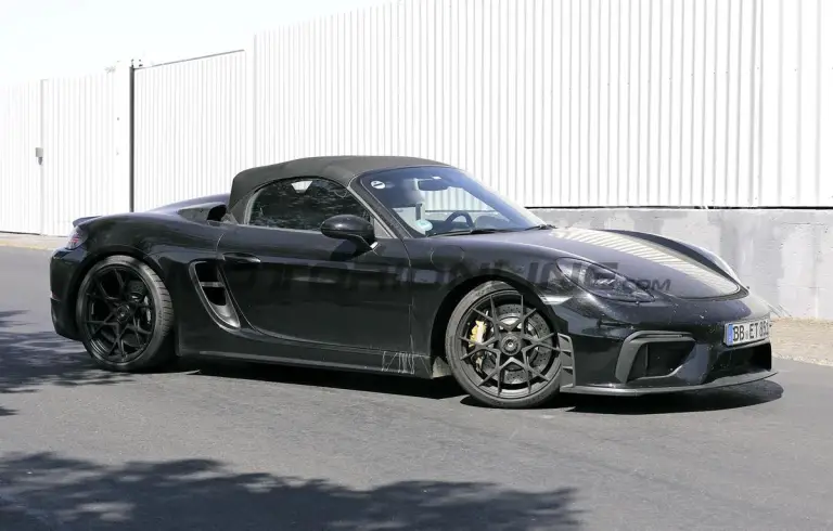 Porsche 718 Spyder RS - Foto spia 13-05-2022 - 10