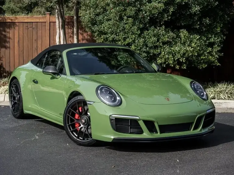 Porsche 911 Carrera GTS Cabriolet Olive Green - 2