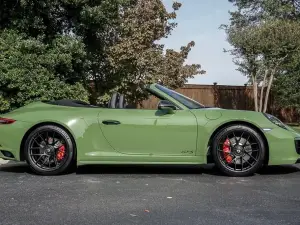 Porsche 911 Carrera GTS Cabriolet Olive Green - 3