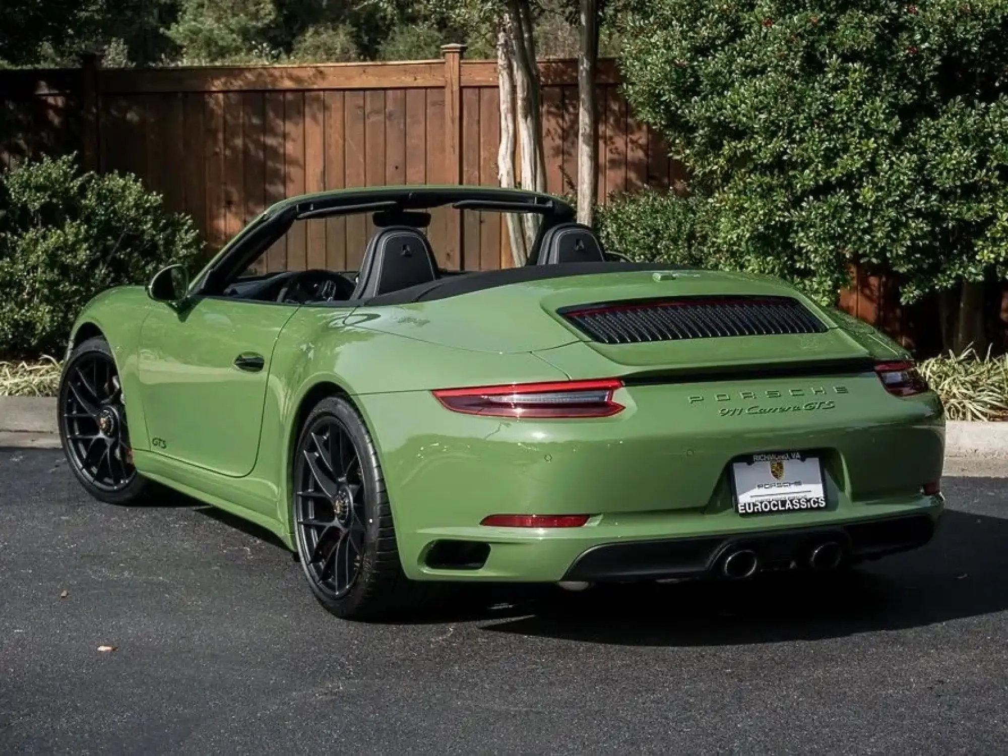 Porsche 911 Carrera GTS Cabriolet Olive Green - 5