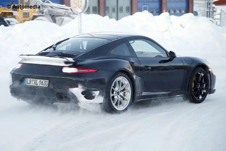 Porsche 911 e 911 Turbo 2015 - Foto spia 24-01-2014 - 3