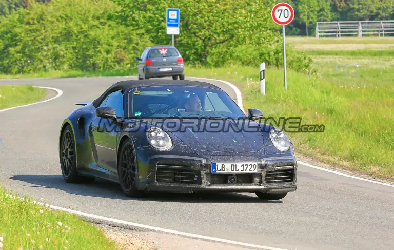 Porsche 911 Turbo Cabrio 2020 - Foto spia 15-05-2018 - 2