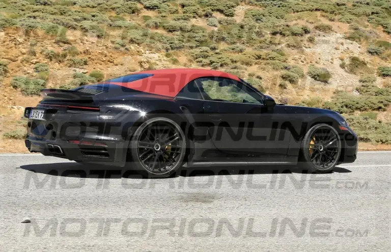 Porsche 911 Turbo Cabriolet 2020 - foto spia  - 10