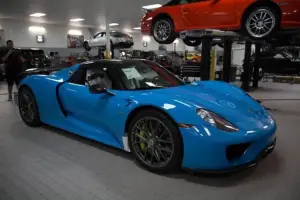 Porsche 918 Spyder in Riviera Blue con Weissach Package - 13