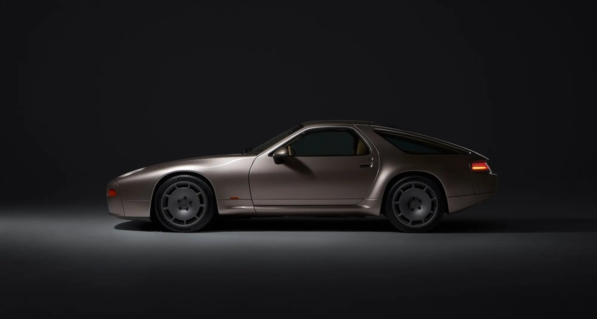 Porsche 928 restomod by Nardone Automotive - Foto - 10