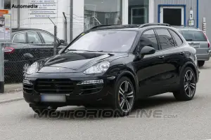 Porsche Cayenne 2015 - Foto spia 08-04-2013
